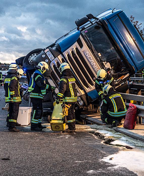 LKW kracht in Leitplanke (Foto: Helmut Dell)