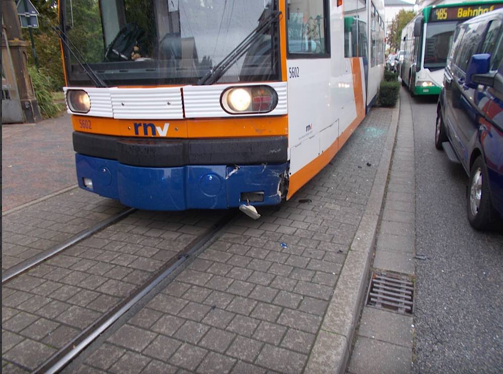 Die beteiligte Straßenbahn (Foto: Polizei RLP)