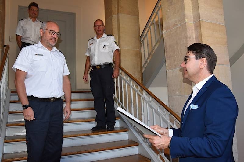 Herzlichen Glückwunsch an Michael Bumb (links): OB Hirsch (rechts) gratuliert zur Wiederwahl zum stellvertretenden Stadtfeuerwehrinspekteur. (Foto: Stadt Landau in der Pfalz)