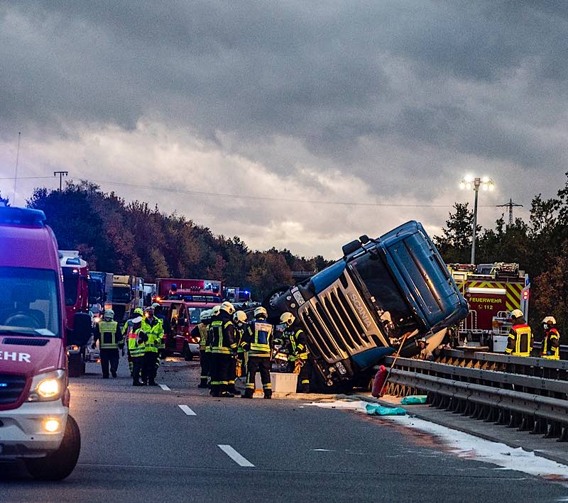 LKW kracht in Leitplanke (Foto: Helmut Dell)