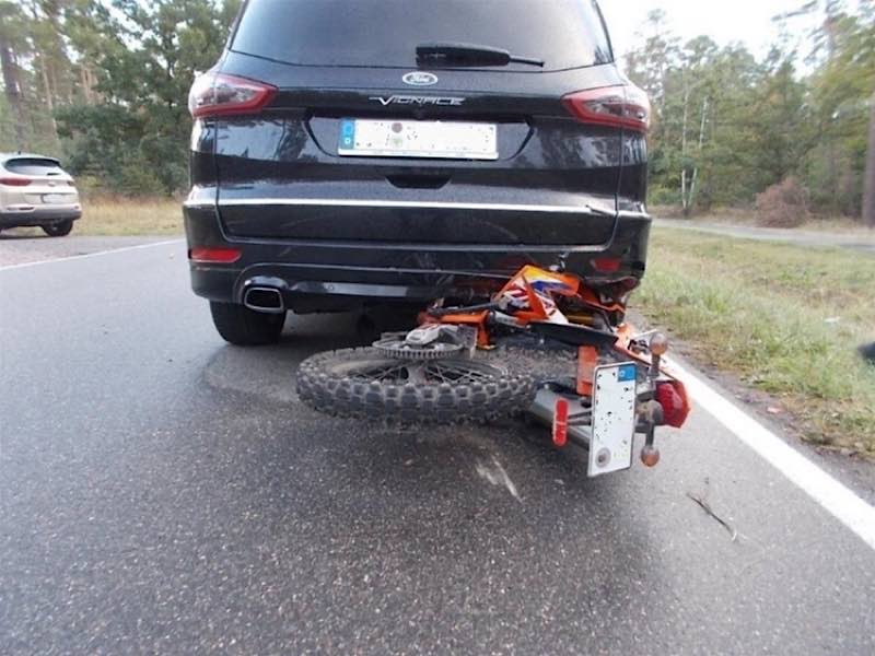 Das Leichtkraftrad schlidderte gegen das Heck des Ford (Foto: Polizei RLP)