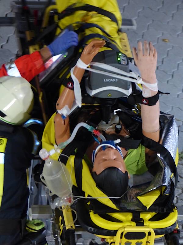 Geübt wurde mit einer speziellen Puppe (Foto: Feuerwehr Neustadt)