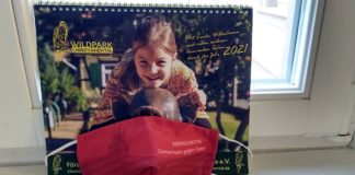 Gastgeschenke aus Wernigerode: ein Wildpark-Kalender für 2021 so- wie ein Mund-Nasen-Schutz. (Foto: Stadtverwaltung Neustadt)