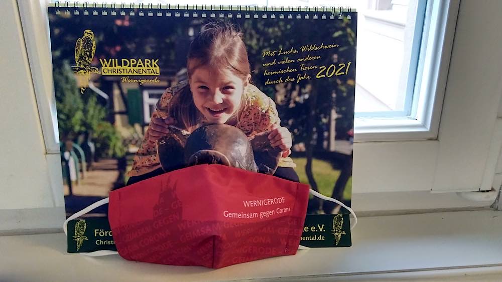 Gastgeschenke aus Wernigerode: ein Wildpark-Kalender für 2021 so- wie ein Mund-Nasen-Schutz. (Foto: Stadtverwaltung Neustadt)