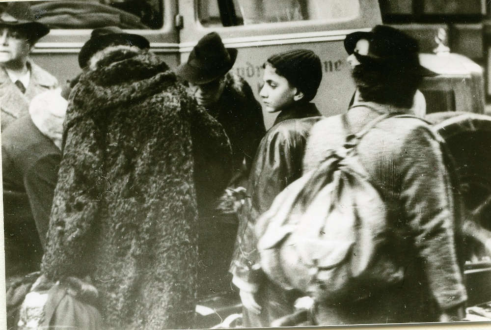 Verschleppt: jüdische Männer, Frauen und Kinder beim Abtransport nach Gurs (Foto: Stadtarchiv Ludwigshafen)