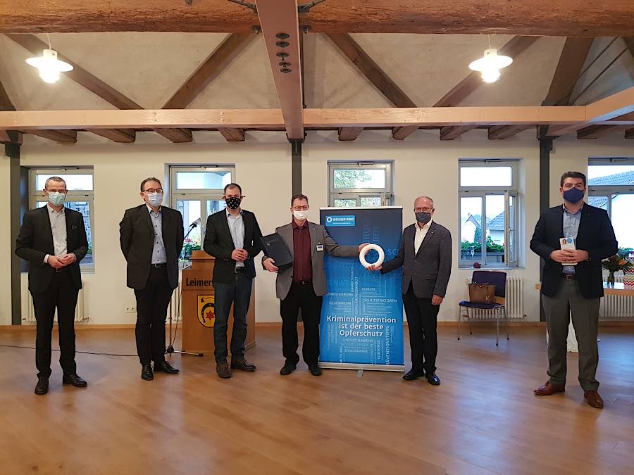 Landaus Bürgermeister Dr. Maximilian Ingenthron, Erster Kreisbeigeordneter des Kreises Südliche Weinstraße Georg Kern, der Landtagsabgeordnete Martin Brandl, der neue Leiter der Außenstelle des WEISSEN RINGS Südpfalz Heinz Pollini, der Landesvorsitzende des WEISSEN RINGS Rheinland-Pfalz Werner Keggenhoff sowie der Bundestagsabgeordnete Thomas Hitschler (v.l.n.r.) bei der Amtseinführung. (Foto: Stadt Landau)