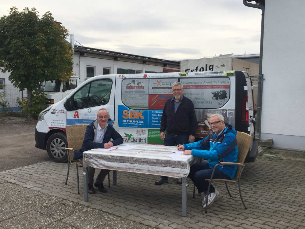 Erster Beigeordneter Eberhard Frankmann, der Leiter des Bürgerbusteams Karl Nichterlein und der erste Vorsitzende der Tafel, Lothar Heine. (Foto: Ivonne Trauth)