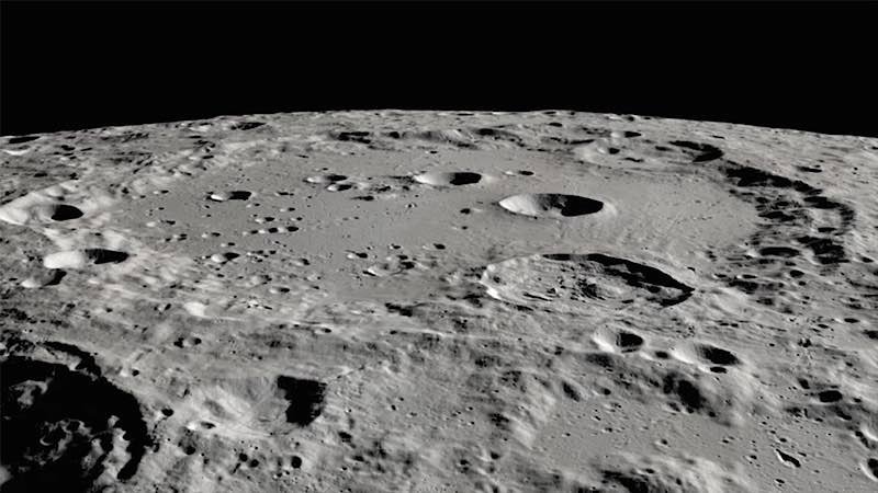 Clavius-Krater auf dem Mond SO­FIA konn­te die Was­ser­mo­le­kü­le im Be­reich des Cla­vi­us-Kra­ters auf der süd­li­chen Mond­halb­ku­gel de­tek­tie­ren. (Credit: NASA, Moon Trek, USGS, and LRO)