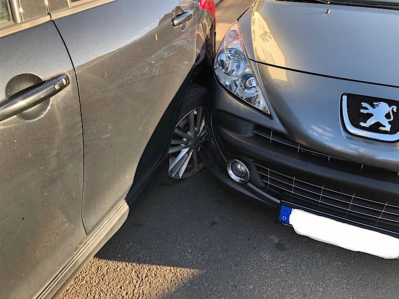 Die beiden beschädigten Fahrzeuge (Foto: Polizei RLP)