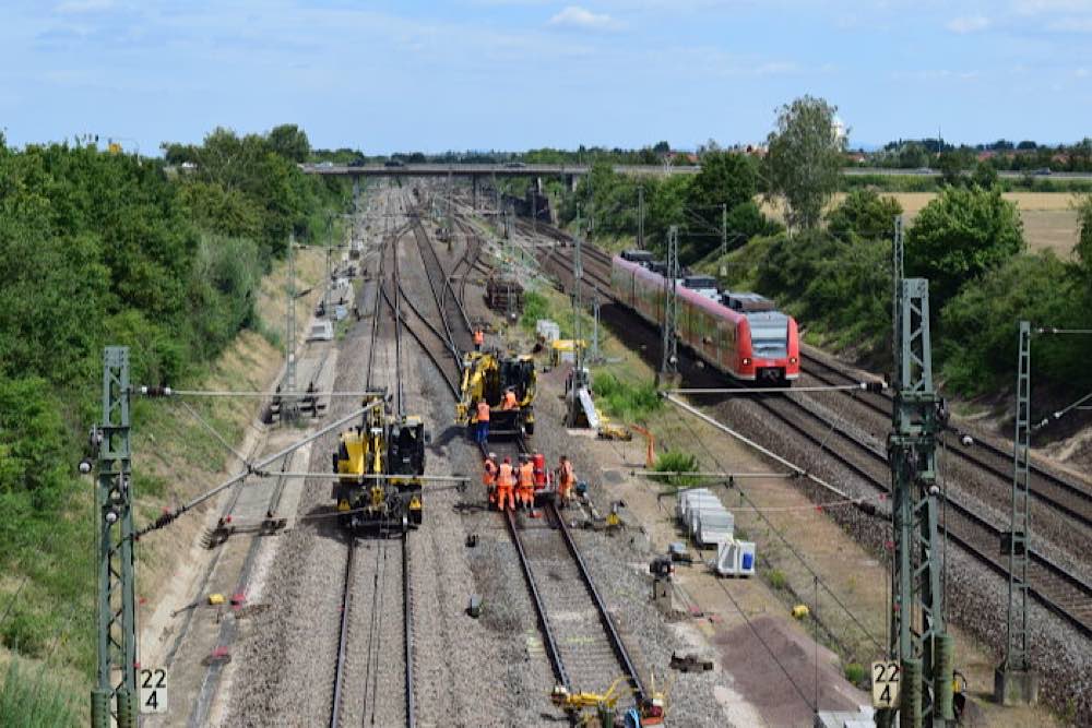 99 Kilometer Strecke in 205 Tagen erneuert • Fahrzeit für Reisende ab 1. November 2020 wieder 38 Minuten (Foto: Deutsche Bahn AG / Markus Kehnen)