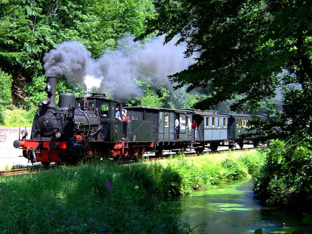 Fahrt mit dem historischen Kuckucksbähnel am Bachlauf (Foto: Rolf Schädler)