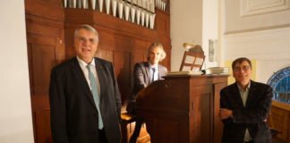 Kirchenpräsident Schad, Bezirkskantor Reichert und Pfarrer Keinath an der Steinmeyer-Orgel in Maikammer. (Foto: Landeskirche/Jahn)