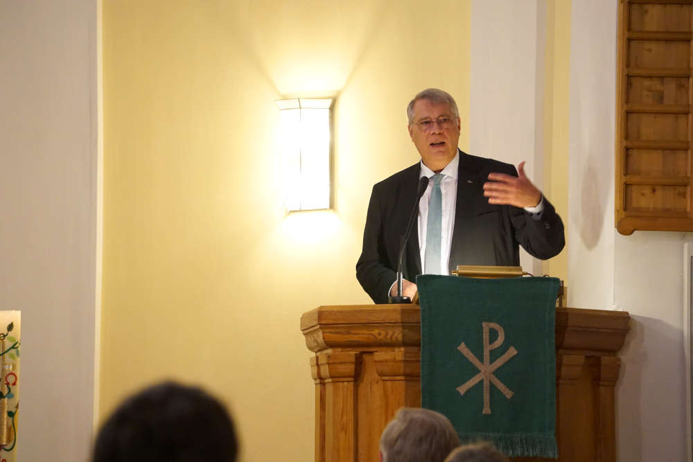 Kirchenpräsident Schad bei seinem Luther-Vortrag. (Foto: Landeskirche/Jahn)