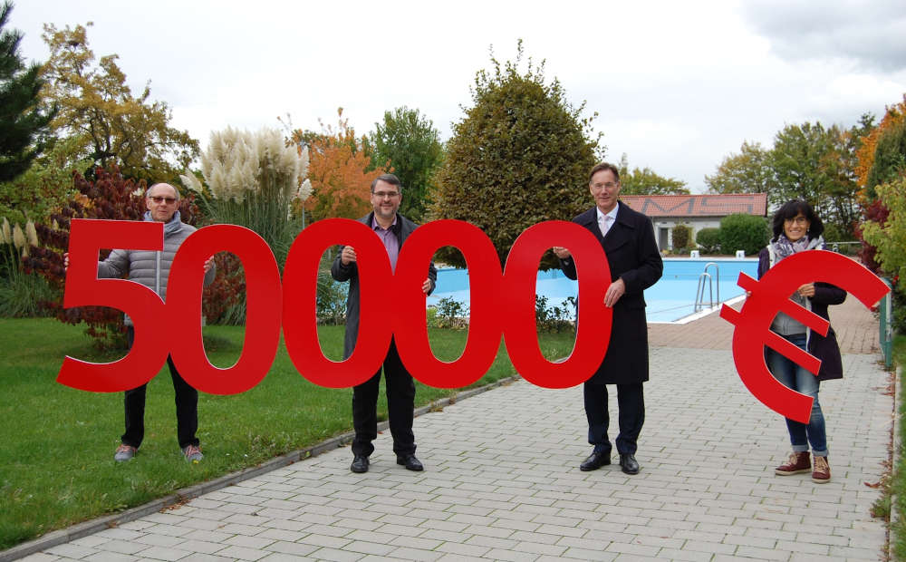 v.l.: Jürgen Abel (Vorsitzender Fördergemeinschaft), OB Marc Weigel, Dir. Georg Lixenfeld und Petra Bentz (Kassenwartin Fördergemeinschaft) (Foto: Sparkasse Rhein-Haardt)