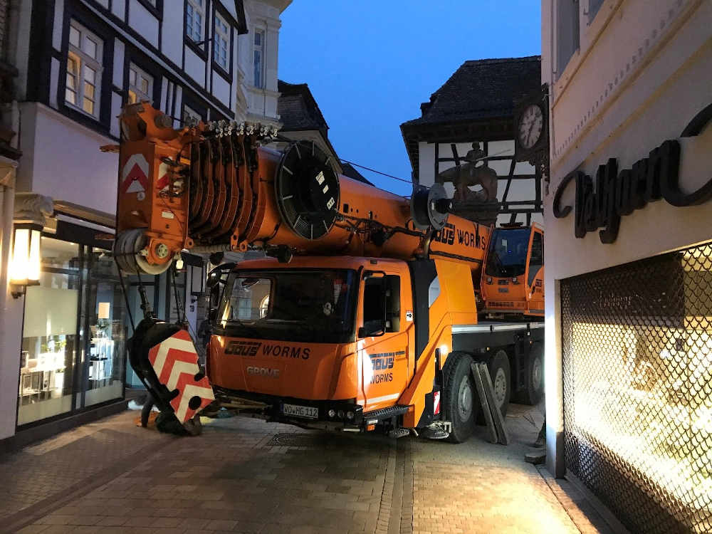 Ein Autodrehkran wurde aufgestellt (Foto: Stadtverwaltung Neustadt)