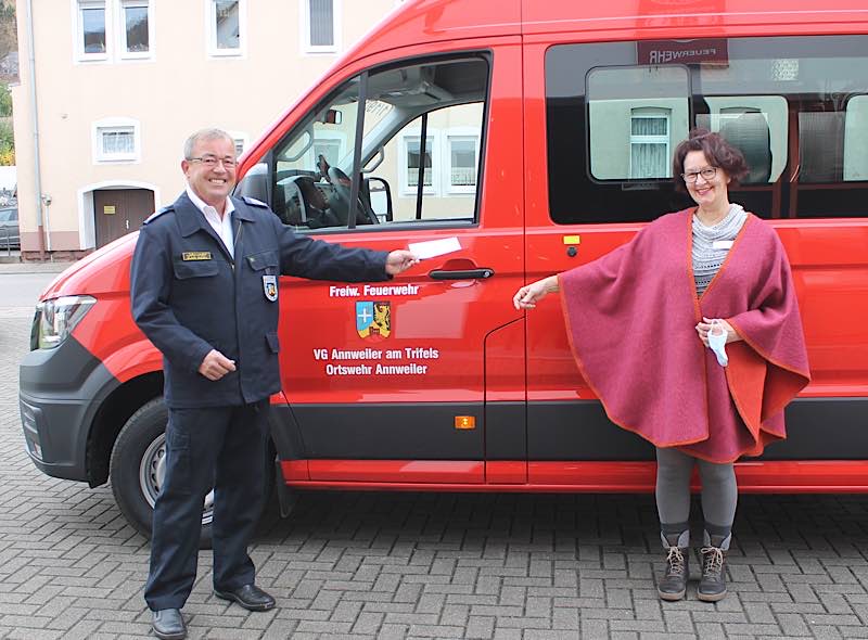 Wehrleiter Klaus Michel (links) übergibt die Spende an Elke Anton vom Förderverein „Kinderhospiz Sterntaler“. (Foto: Verbandsgemeinde Annweiler am Trifels)