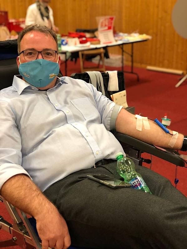 Der neu gewählte Bürgermeister Tobias Meyer unterstützt die Blutspendeaktion des DRK zum ersten Mal. (Foto: DRK)