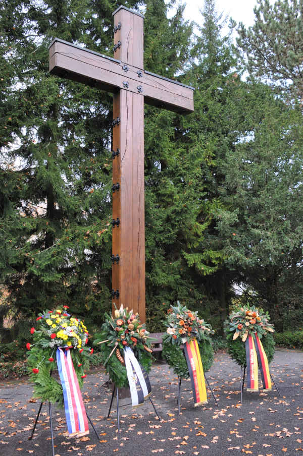 Zentrale Gedenkfeiern wird es in diesem Jahr am Volkstrauertag nicht geben. OB Hirsch legt aber als offiziellen Akt am Hochkreuz auf dem Hauptfriedhof einen Kranz nieder. (Quelle: Stadt Landau)