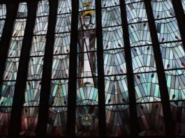 Das Hildegardsfenster in der gleichnamigen Kirche (Foto:Kath. Stadtdekanat Ludwigshafen)
