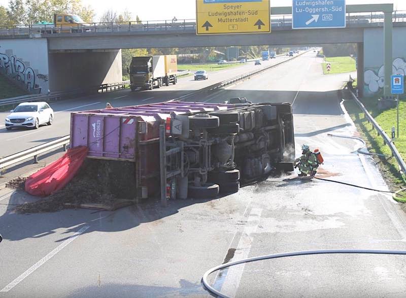 Der umgekippte LKW (Foto: Polizei RLP)