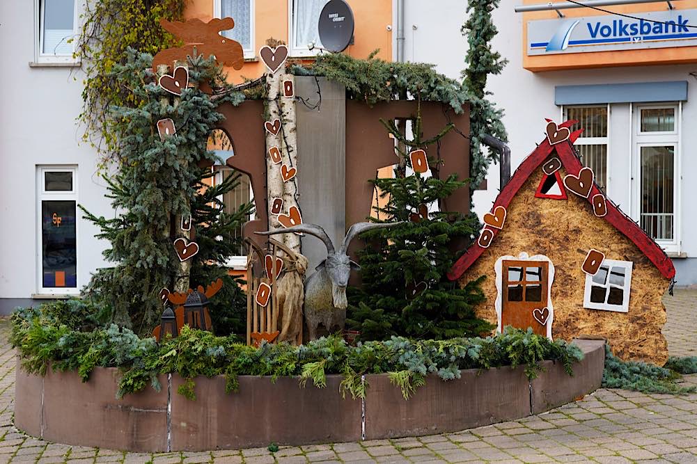 Lambrecht Advent Geißbockbrunnen 2020 (Foto: Holger Knecht)