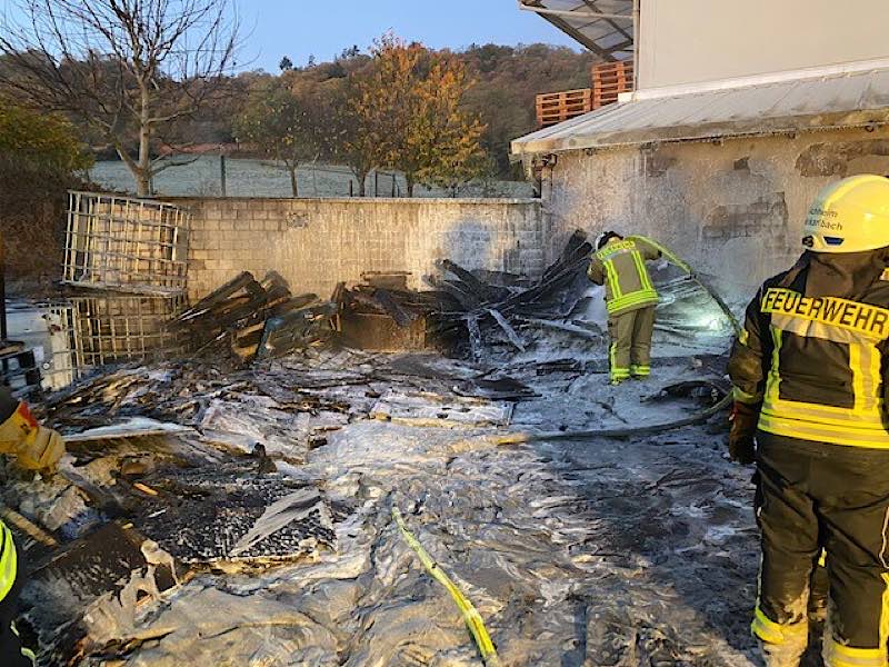 Brand auf Betriebsgelände (Foto: Polizei RLP)