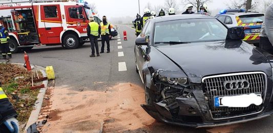 Verkehrsunfall in der Füllergasse/Westrandstraße (Foto: Feuerwehr Haßloch)