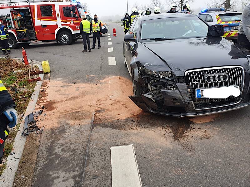 Verkehrsunfall in der Füllergasse/Westrandstraße (Foto: Feuerwehr Haßloch)