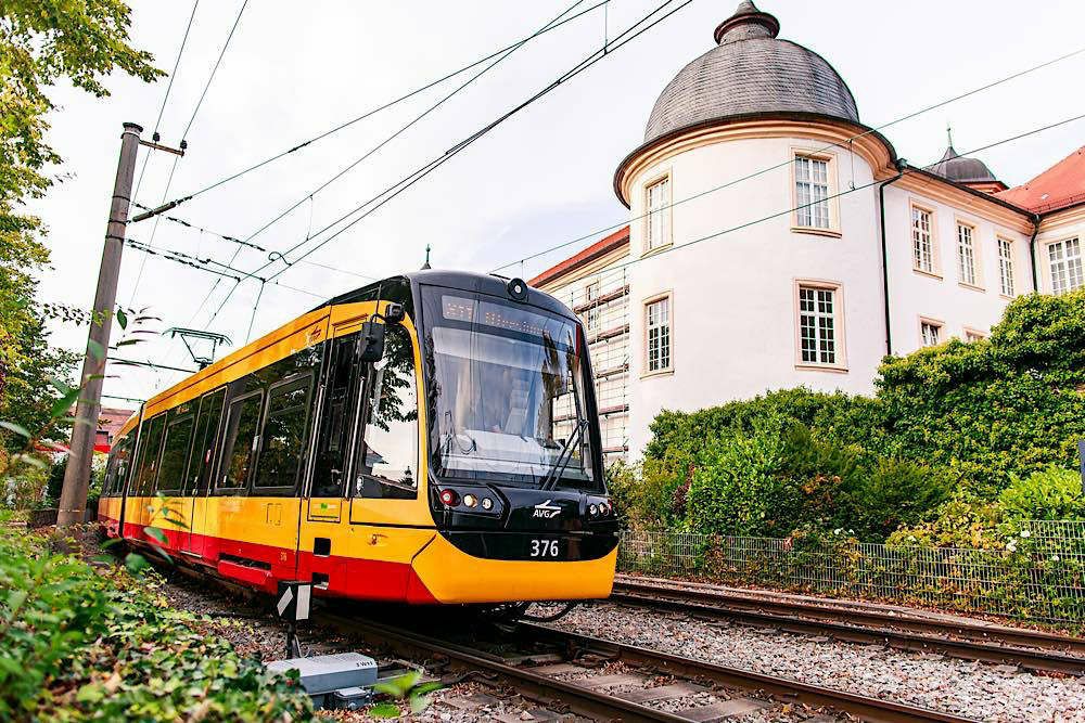 Um ihr Mobilitätsangebot für die Fahrgäste weiter zu optimieren, drehen auch die Verkehrsun- ternehmen in der Region zum großen Fahrplanwechsel am 13. Dezember an vielen großen und kleinen Stellschrauben im Bus- und Bahnverkehr (Foto: Paul Gärtner/KVV)