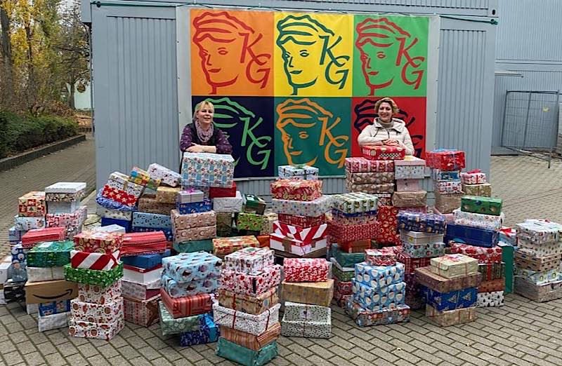 v.l.: Petra Stölzle und Dr. Tina Theobald freuen sich über die vielen Päckchen (Foto: C. Pöschl)