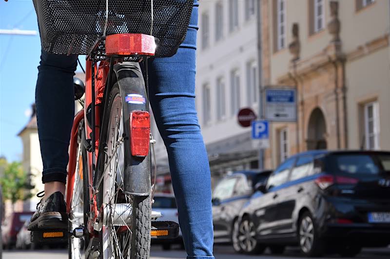 Eine deutliche Verbesserung für Fahrradfahrerinnen und Fahrradfahrer in Landau: Die Königstraße wurde in diesem Jahr für den gegenläufigen Radverkehr freigegeben. (Quelle: Stadt Landau)