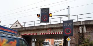 Höhenwarnsystem vor der Eisenbahnbrücke in der Bammentaler Hauptstraße (Foto: Landratsamt Rhein-Neckar-Kreis)