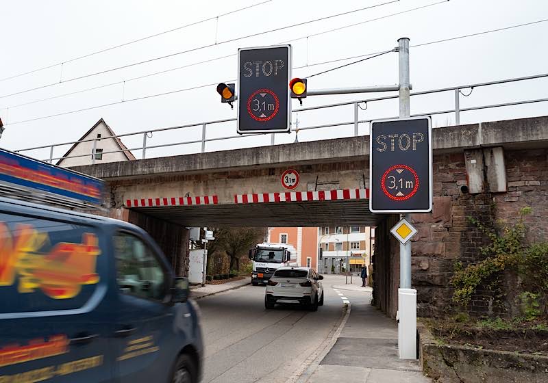 Höhenwarnsystem vor der Eisenbahnbrücke in der Bammentaler Hauptstraße (Foto: Landratsamt Rhein-Neckar-Kreis)