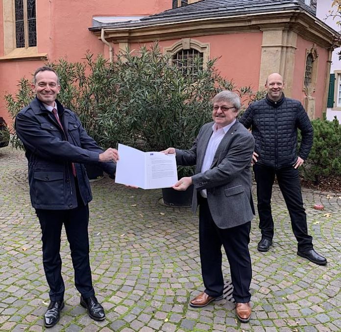 Volker Wissing, Stadtbgm. Manfred Dörr, im Hintergrund Geschäftsführer des Tourist Service Deidesheim Stefan Wemhoener. (Foto: Wirtschaftsministerium RLP)