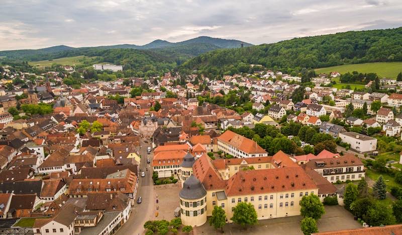 Für eine nachhaltige Entwicklung von Kommunen im Pfälzerwald: das Projekt „Pfälzerwald: SDG-Modellregion für ein nachhaltiges Rheinland-Pfalz“ des Biosphärenreservats, hier der Blick auf die Modellkommune Bad Bergzabern (Foto: Dominik Ketz)