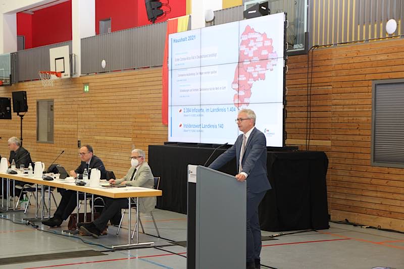 Im Hallensportzentrum in Bretten brachte Landrat Dr. Christoph Schnaudigel den Kreishaushalt 2021 ein. (Foto: Landratsamt Karlsruhe)