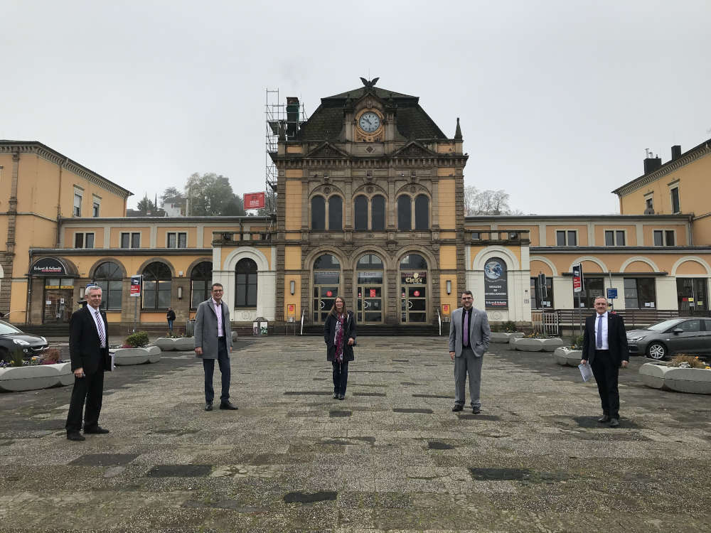 Ulrich Demmer (Leiter des zuständigen Bahnhofsmanagements Kaiserslautern), Bernhard Adams (Baudezernent), Martina Pauly (Projektleiterin), Marc Weigel (Oberbürgermeister), Stefan Schwinn (Leiter Regionalbereich Mitte der DB Station&Service AG) (Foto: Stadtverwaltung Neustadt)