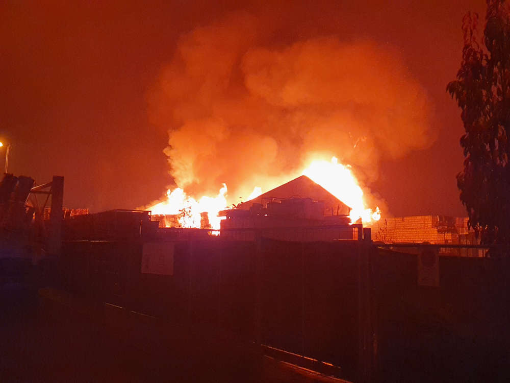 Vollbrand Lagerhalle (Foto: Polizei RLP)