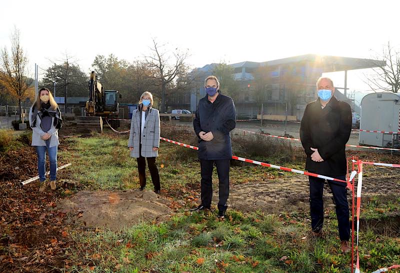 In der St. Christophorus Straße in Herxheim wird die neue Rettungswache der DRK Rettungsdienst Südpfalz GmbH entstehen. Auf dem Bild v.l.n.r.: Isabel Frank, Referat Brand- und Katastrophenschutz der Kreisverwaltung Südliche Weinstraße, Bürgermeisterin Hedi Braun, Landrat und Aufsichtsratsvorsitzender der DRK Rettungsdienst Südpfalz GmbH, Dietmar Seefeldt und DRK Geschäftsführer Jürgen See. (Foto: Iversen)