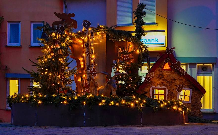 Lambrecht Advent Geißbockbrunnen 2020 (Foto: Holger Knecht)