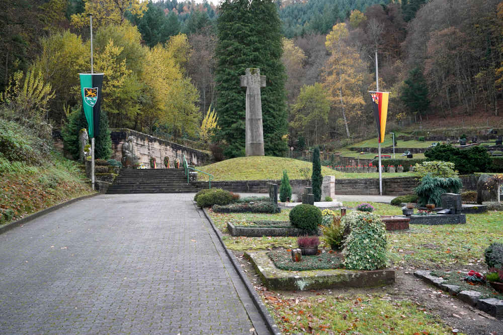 Volkstrauertag Kränze Friedhof Lambrecht 2020 (Foto: Holger Knecht)