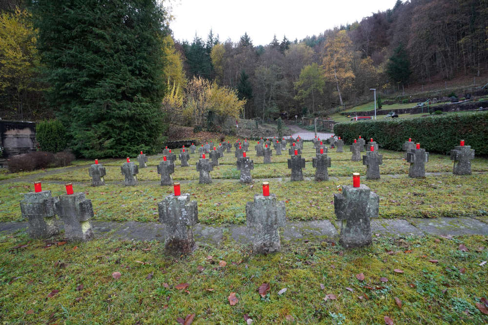 Volkstrauertag Kränze Friedhof Lambrecht 2020 (Foto: Holger Knecht)