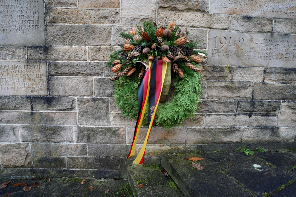 Volkstrauertag Kränze Friedhof Lambrecht 2020 (Foto: Holger Knecht)