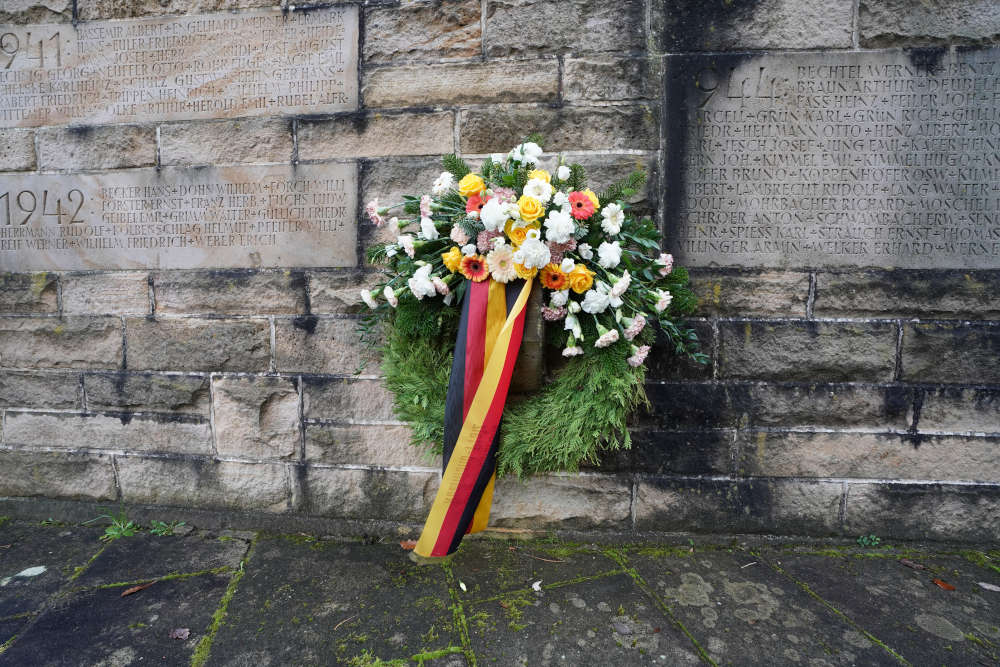 Volkstrauertag Kränze Friedhof Lambrecht 2020 (Foto: Holger Knecht)