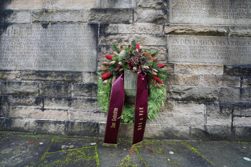 Volkstrauertag Kränze Friedhof Lambrecht 2020 (Foto: Holger Knecht)