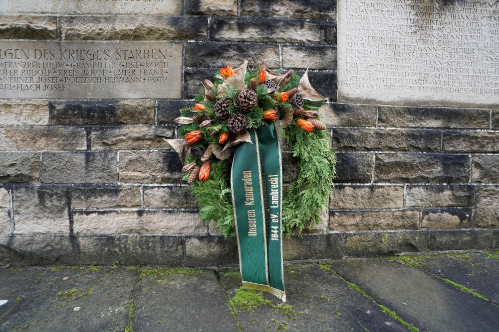 Volkstrauertag Kränze Friedhof Lambrecht 2020 (Foto: Holger Knecht)