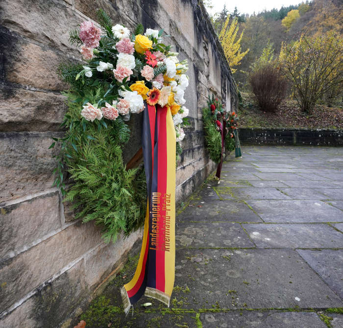 Volkstrauertag Kränze Friedhof Lambrecht 2020 (Foto: Holger Knecht)