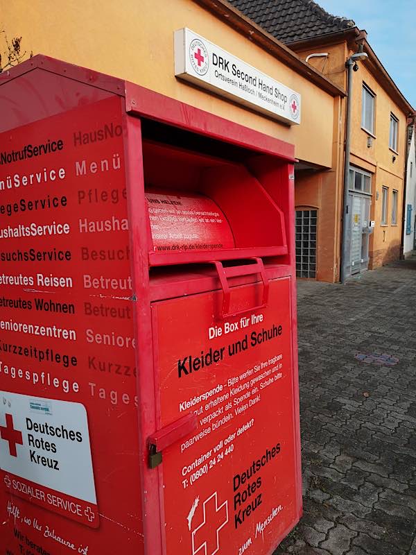 DRK-Sammelcontainer vor dem Second-Hand-Shop in der Schmähgasse 39, Haßloch. (Foto: DRK-Ortsverein Haßloch-Meckenheim)