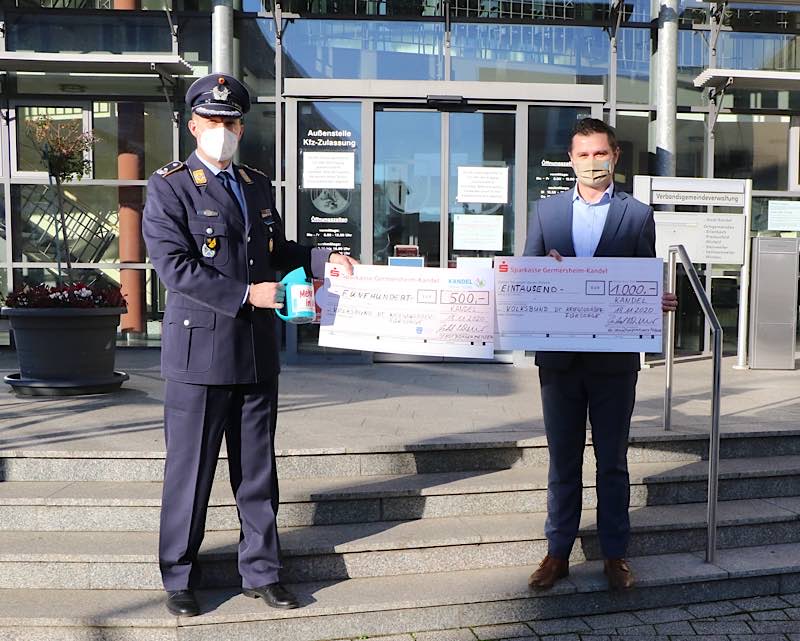 Bürgermeister der Stadt Kandel, Michael Niedermeier, überreicht Spenden an den Kommandeur des Luftwaffenausbildungsbataillons. (Foto: Bundeswehr)