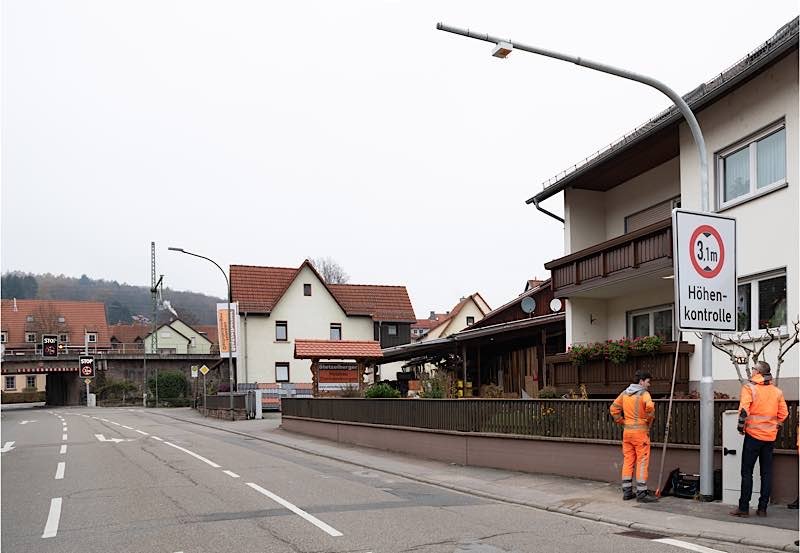 Höhenwarnsystem vor der Eisenbahnbrücke in der Bammentaler Hauptstraße (Foto: Landratsamt Rhein-Neckar-Kreis)